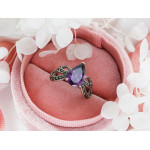 Srebrny pierścień oksydowany z fioletowym kamieniem 