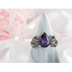 Srebrny pierścień oksydowany z fioletowym kamieniem 
