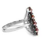 Duży srebrny pierścionek oksydowany z czerwonymi kamieniami 