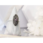 Srebrny ażurowy pierścionek z markazytami i fioletową cyrkonią 