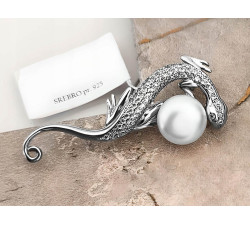 srebrna broszka zdobiona białą perłą jaszczurka