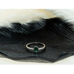 Srebrny pierścionek 925 delikatny zdobiony zieloną cyrkonią 1,8g