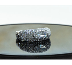 elegancki srebrny pierścionek z cyrkoniami