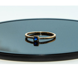 pozłacany srebrny pierścionek zdobiony niebieską cyrkonia