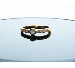 pozłacany pierścionek z cyrkonią centralnie srebrny