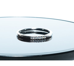 elegancki srebrny pierścionek obrączkowy z cyrkonią