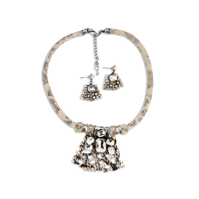 Komplet biżuterii kolia z kolczykami zdobiona białymi cyrkoniami