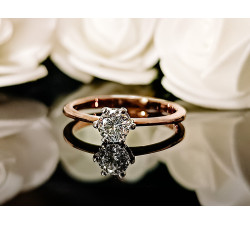 pierścionek z diamentem na zaręczyny