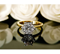 pierścionek zaręczynowy z dużym diamentem