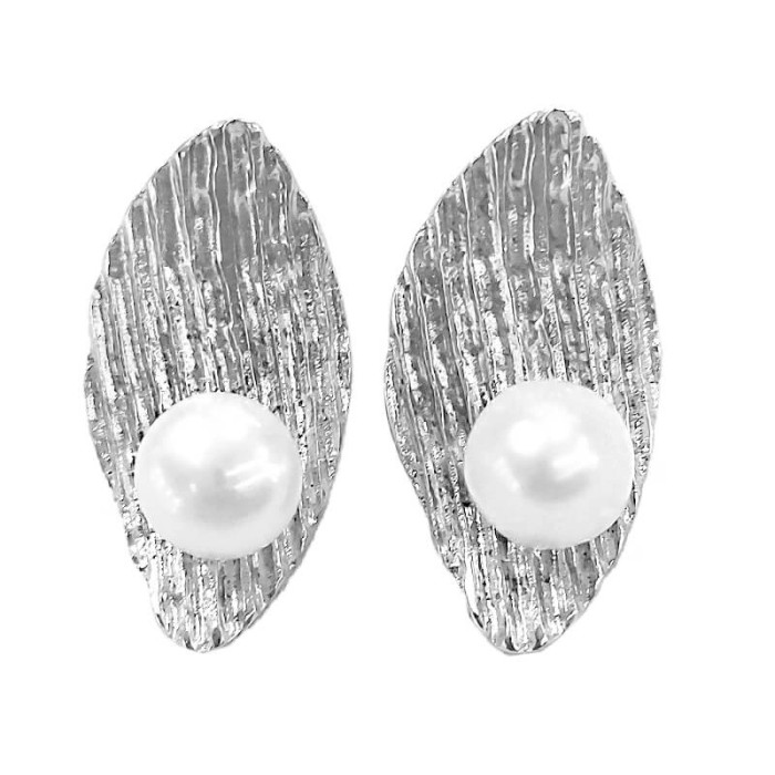Eleganckie kolczyki ze srebra 925 perła na blaszce zapinane na sztyft