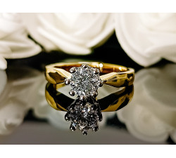 zaręczynowy pierścionek z diamentem