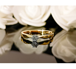 złoty zaręczynowy pierścionek