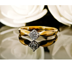 pierścionek z brylantem na zaręczyny