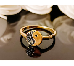 złoty pierścionek z czarnymi diamentami
