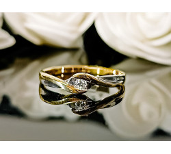 złoty pierścionek zaręczynowy z diamentem