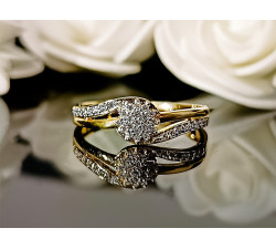 zaręczynowy modny pierścionek z diamentami