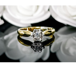 złoty model pierścionka zaręczynowego
