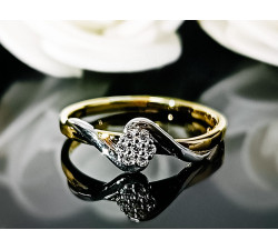 złoty zaręczynowy pierścionek z diamentami