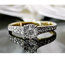 złoty pierścionek z diamentami na zaręczyny